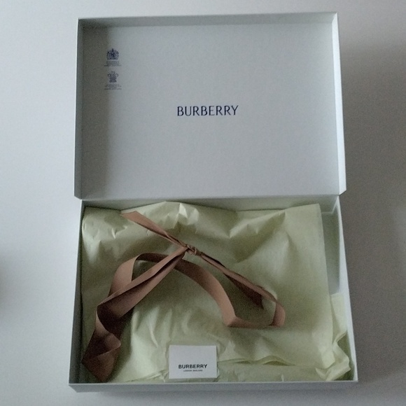 Burberry Gift Box - Picture 7 of 8